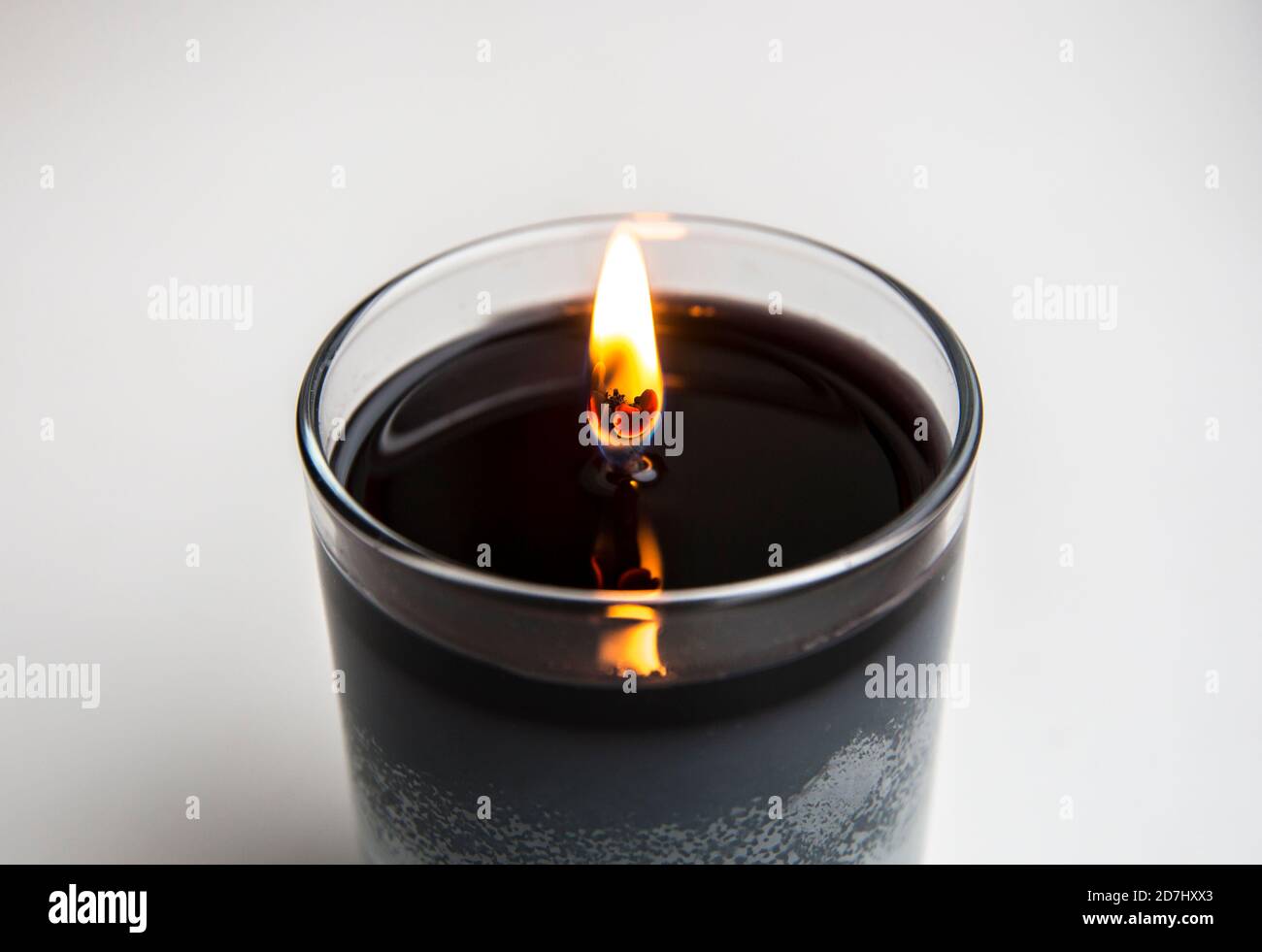 Al quemar la vela, deje que la capa superior se derrita a través de modo que la mecha durará más tiempo y no se ahogará en la cera. Foto de stock
