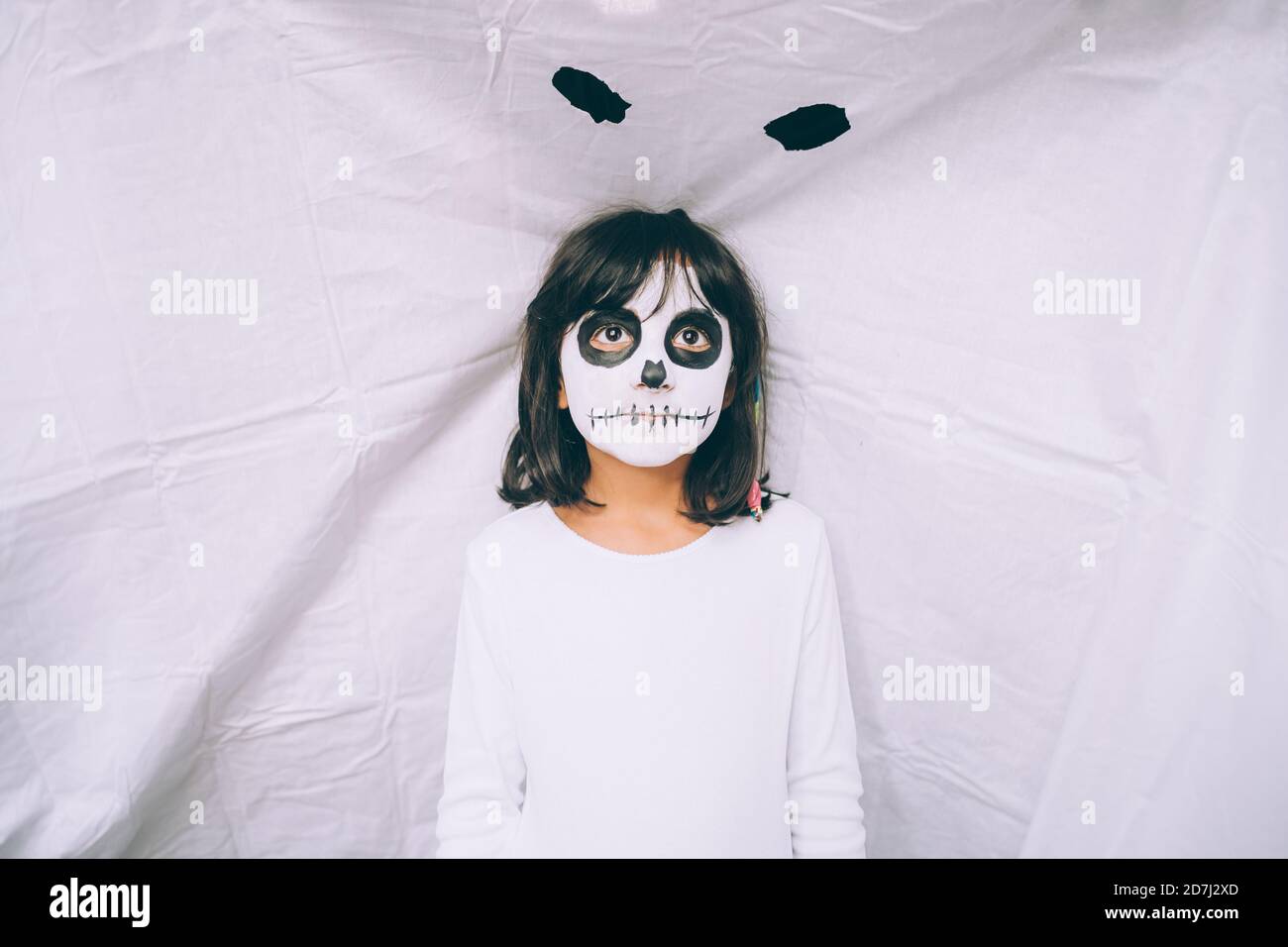 Niña con pintura de cara de calavera de Halloween Fotografía de stock -  Alamy