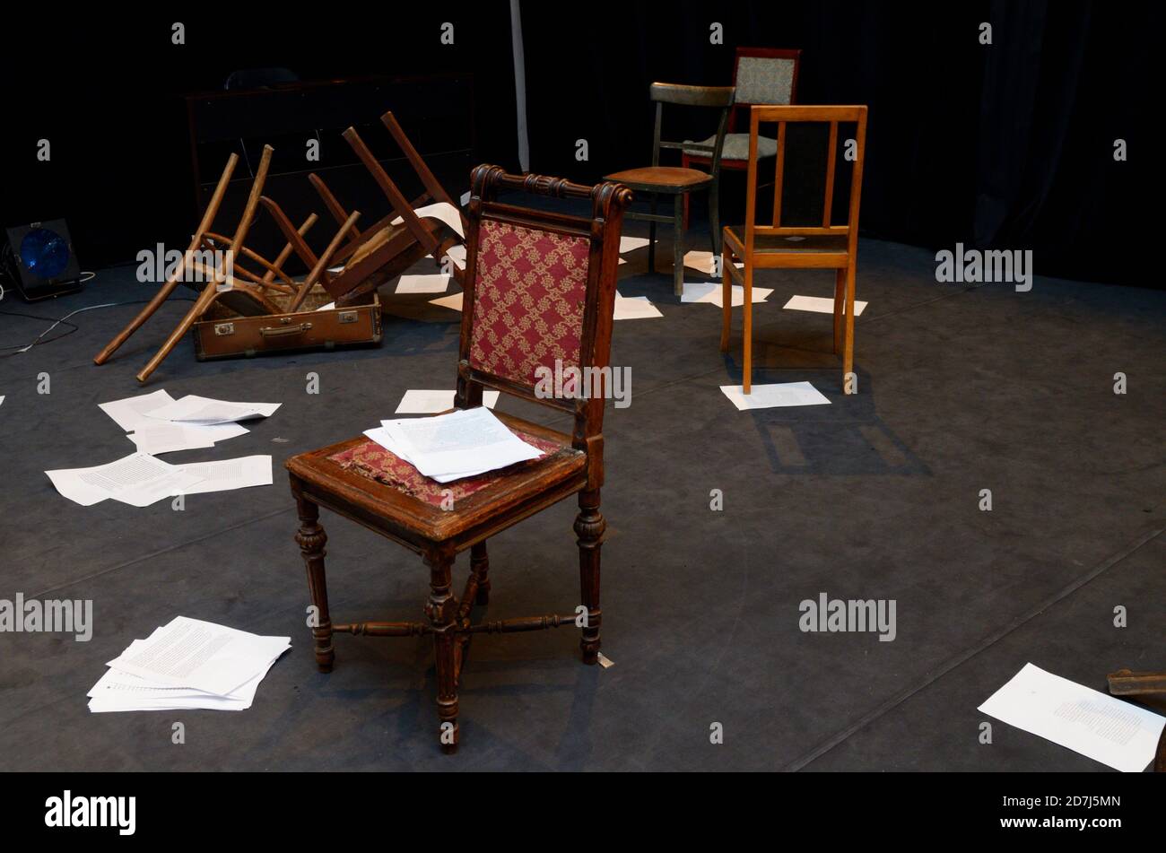 Sillas antiguas, chalecos y pedazos de papel ensuciados en un escenario de  teatro Fotografía de stock - Alamy