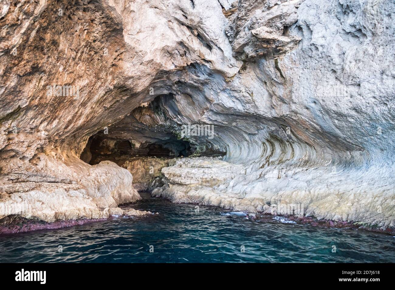 Gruta Blanca o Cueva en la Isla de Capri, llamada Gruta Bianca, una Cueva del Mar en el Sur de Italia Foto de stock