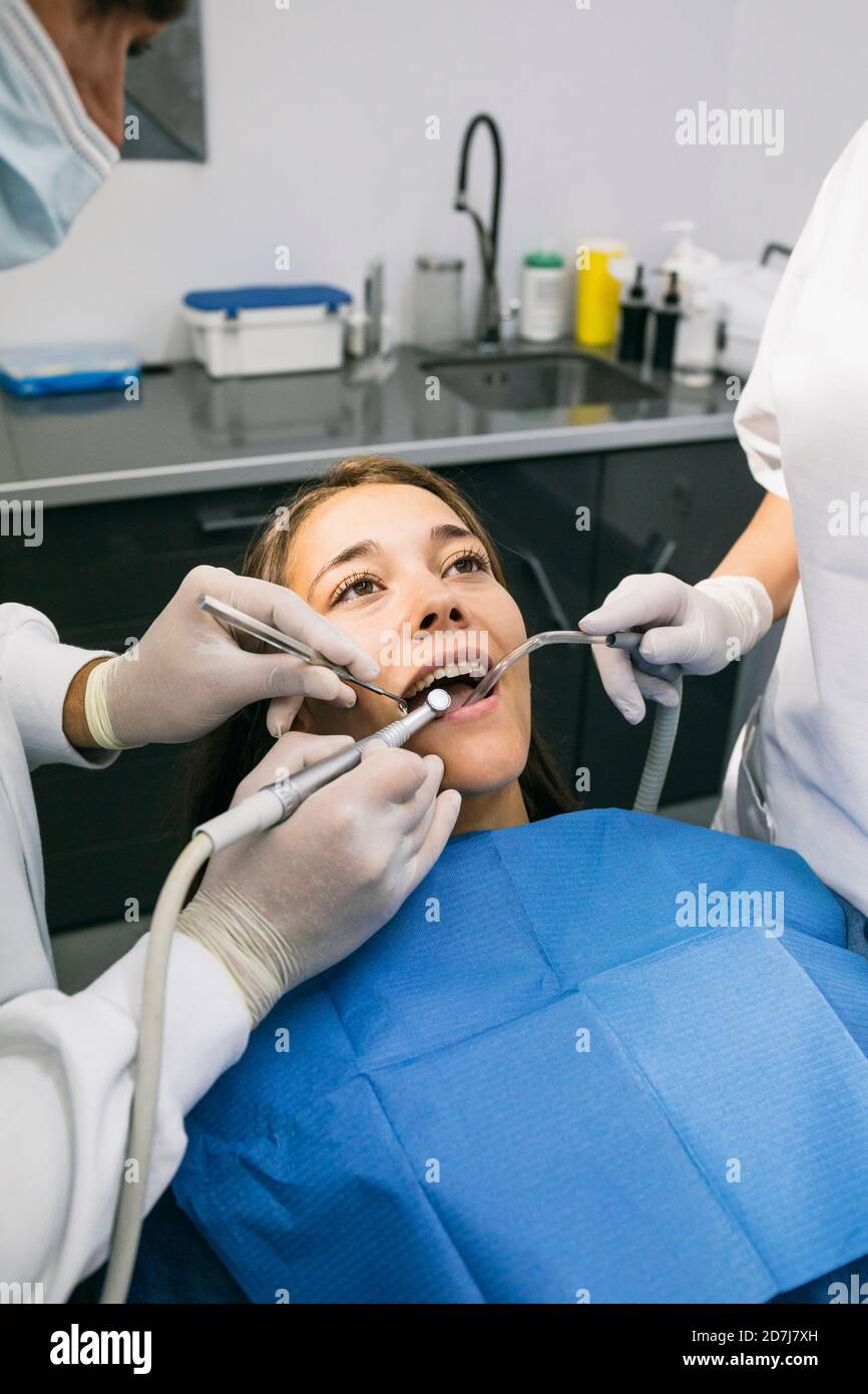 Paciente asistente masculino fotografías e imágenes de alta resolución