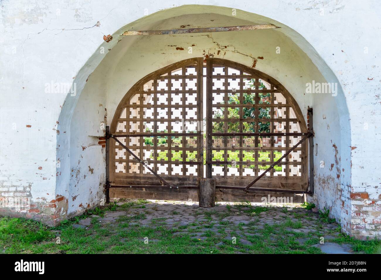 Antigua puerta en la pared blanca del edificio histórico en verano día Foto de stock