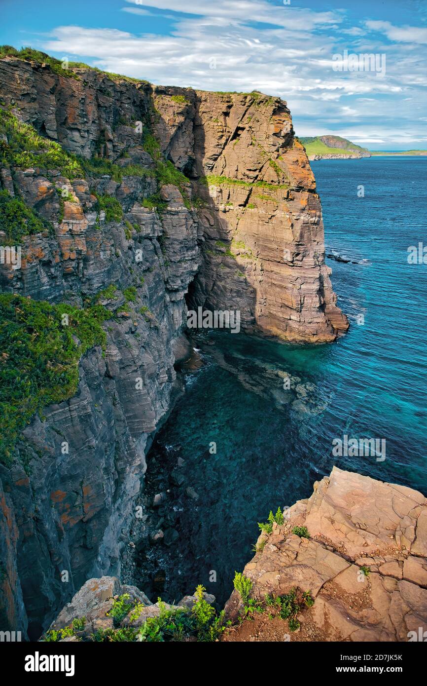 Paisaje paisaje de la isla de Russky y el mar contra el cielo en Vladivostok, Rusia Foto de stock