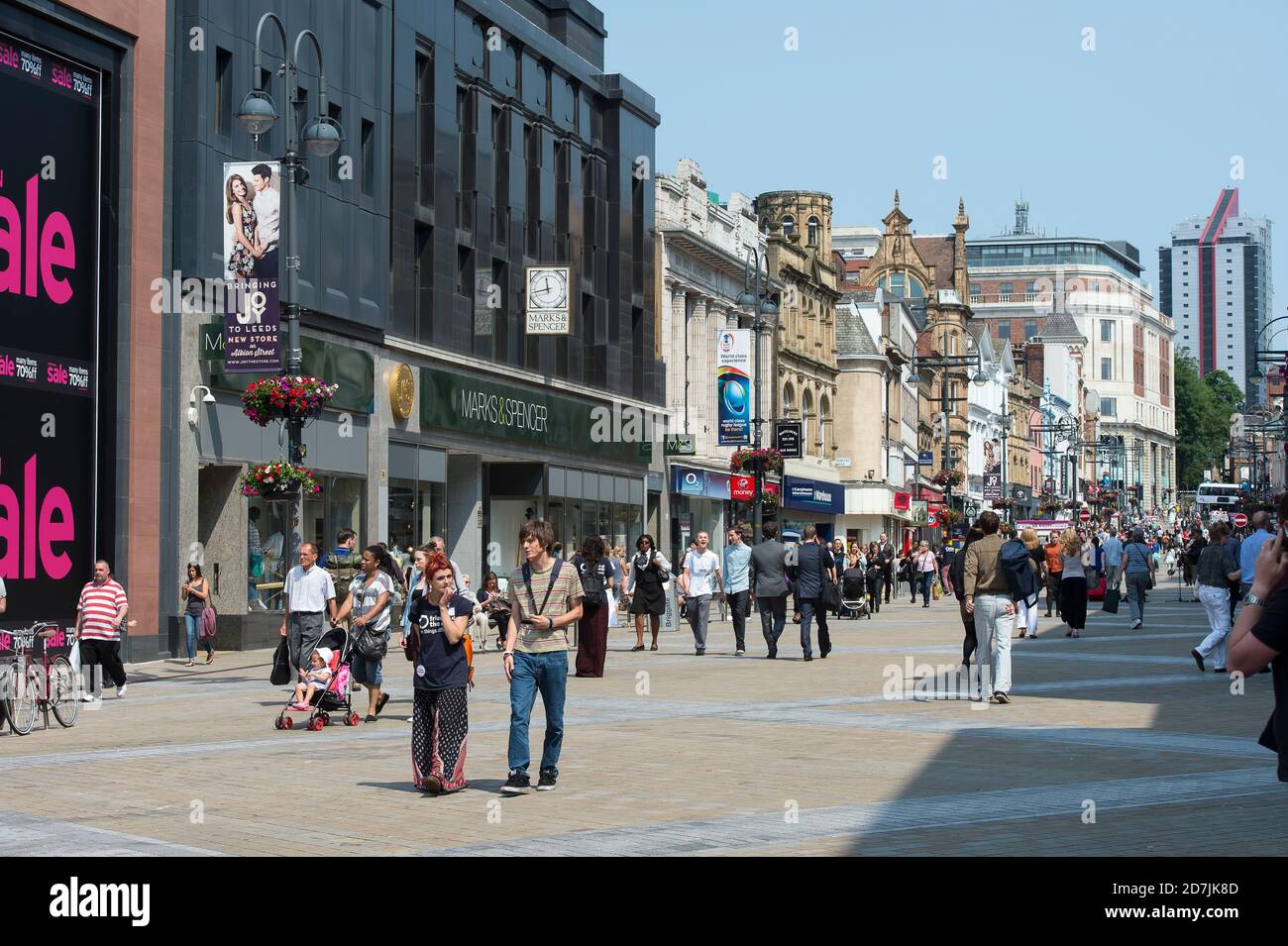 Briggate, una calle peatonal de tiendas en el centro de la ciudad de Leeds, West Yorkshire, Inglaterra. Foto de stock