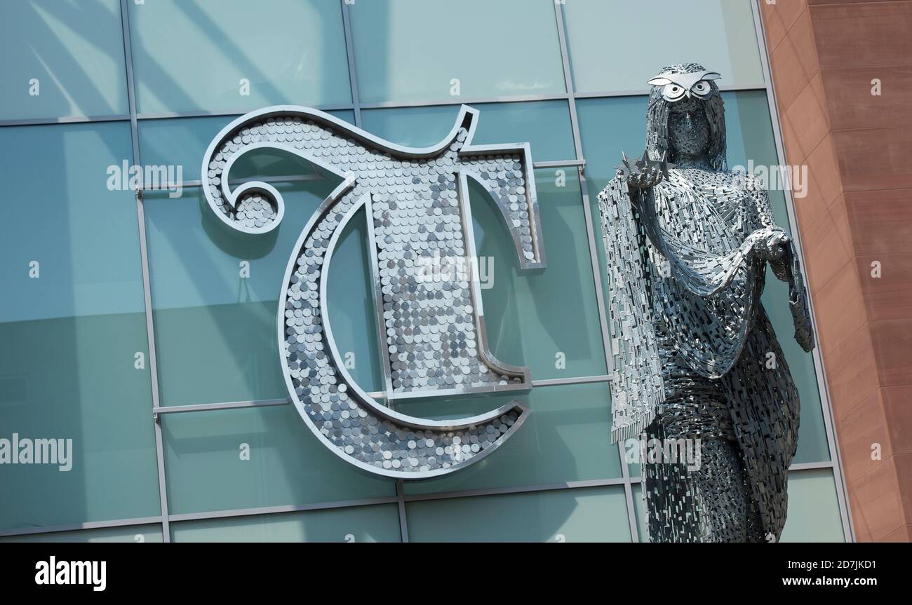 La estatua de Briggate Minerva fuera del centro comercial Trinity Leeds, West Yorkshire, Inglaterra. Foto de stock