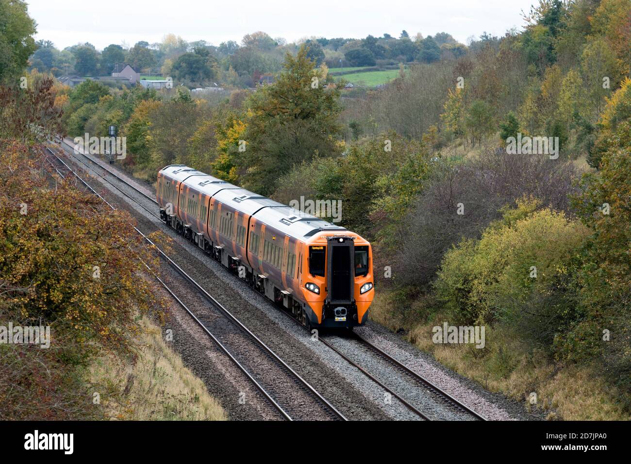 West Midlands Ferrocarril diesel clase 196 en Rowington en otoño, Warwickshire, Reino Unido Foto de stock