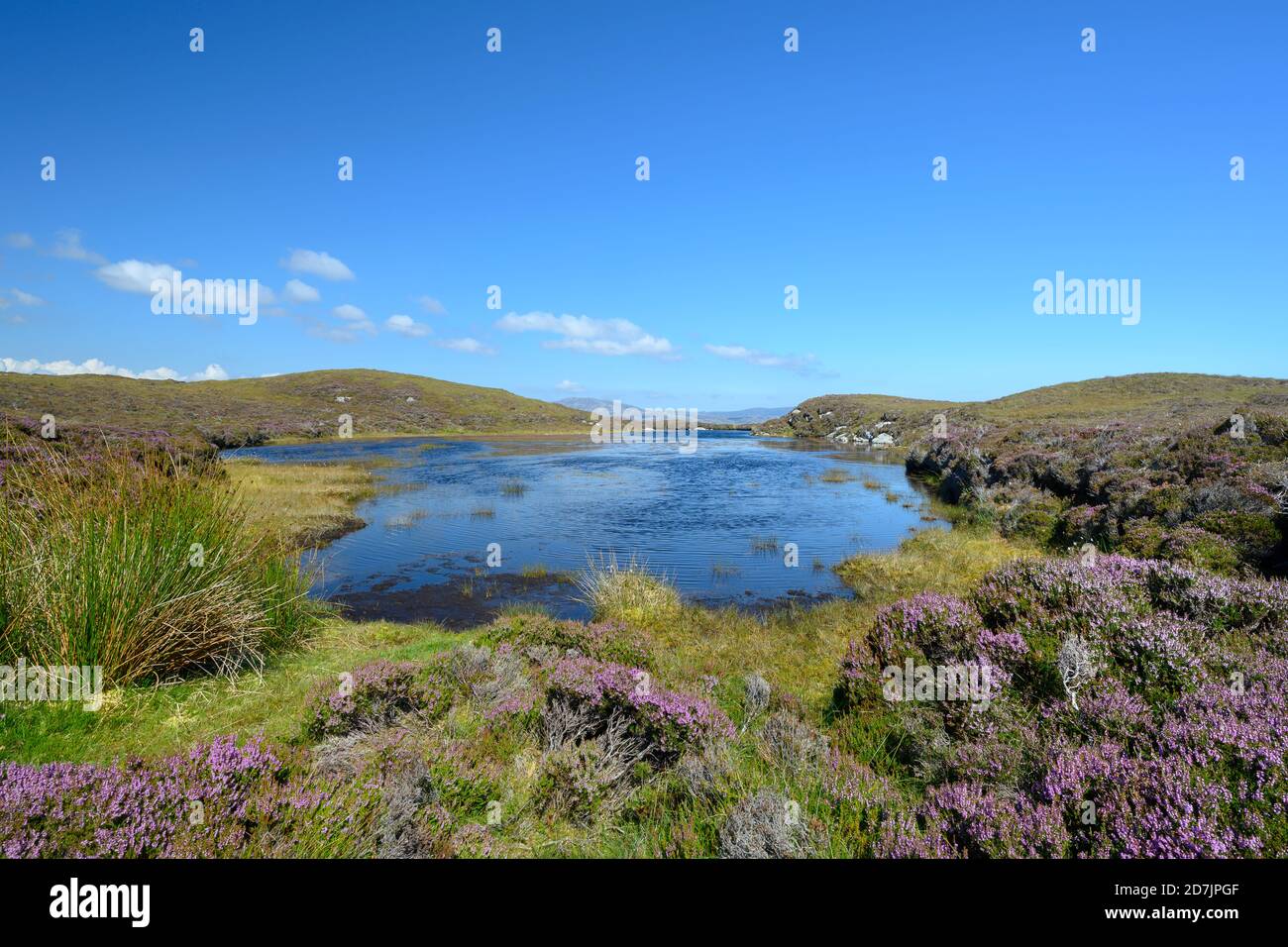Reino Unido, Escocia, el lago Moorland en la isla de Scalpay Foto de stock