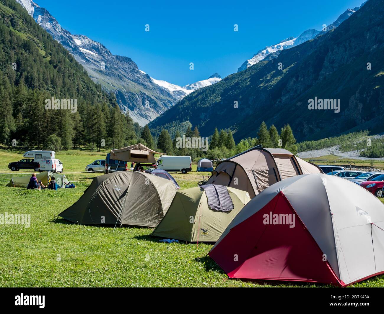Tiendas de campaña y camionetas en un pequeño camping, pueblo Zinal, cadena  montañosa en la parte trasera, Val d'Anniviers, Suiza Fotografía de stock -  Alamy