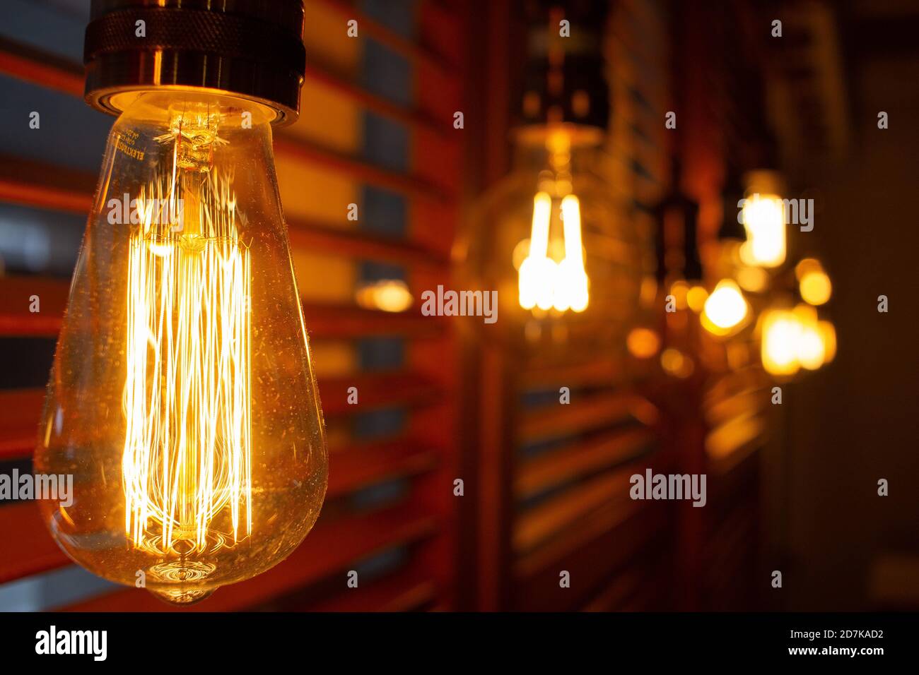 Lámparas antiguas doradas de estilo Edison en la oscuridad. Concepto de decoración de iluminación. Bombilla de época. Fondo difuminado de luces retro Foto de stock