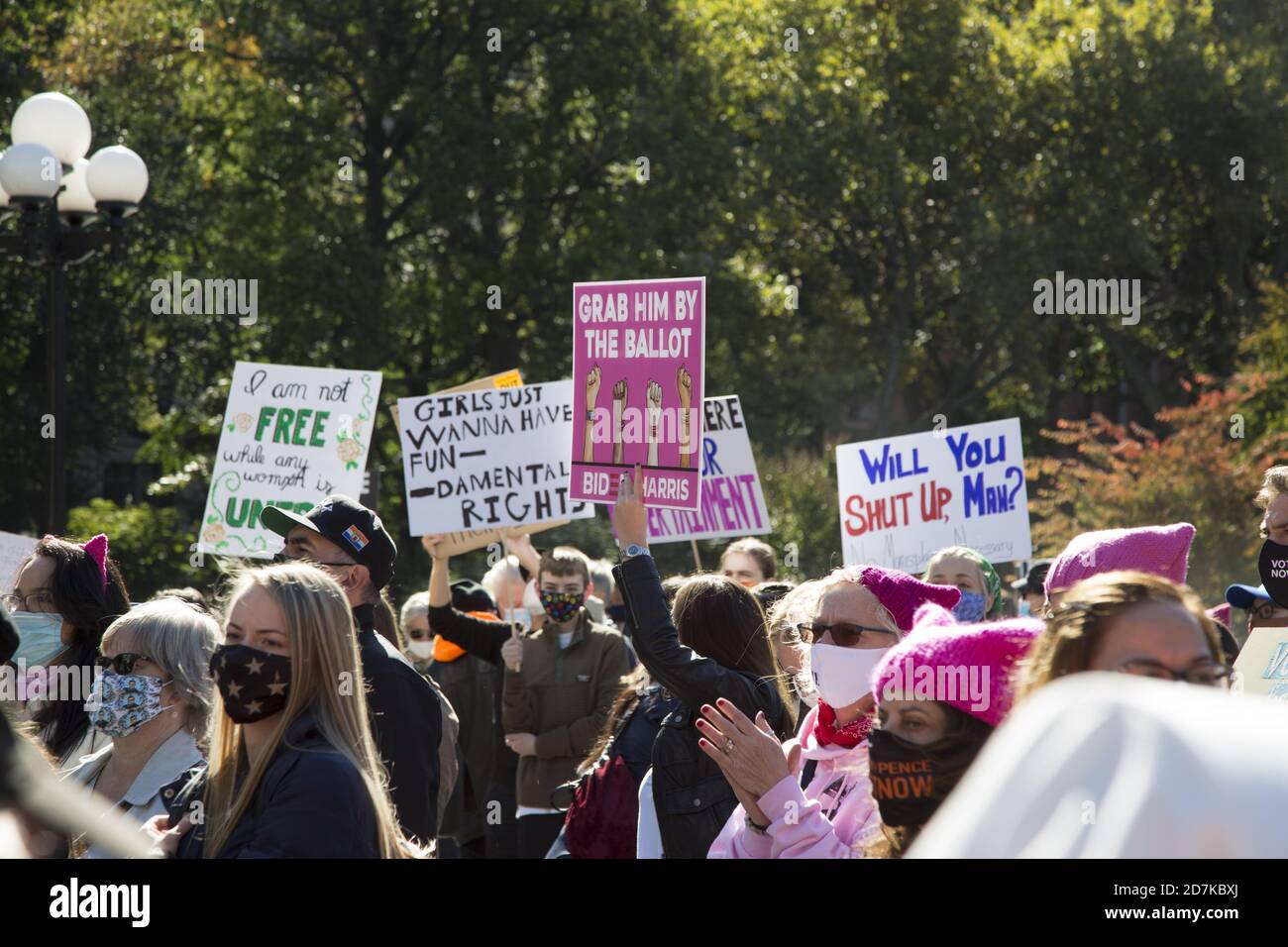Los hombres marchan con las mujeres en muchas ciudades alrededor del mundo en una marcha intrnacional de mujeres el 17 de octubre de 2020 hablando en favor de los derechos de las mujeres así como de todas las formas de injusticia alrededor del mundo. (Ciudad de Nueva York) Foto de stock