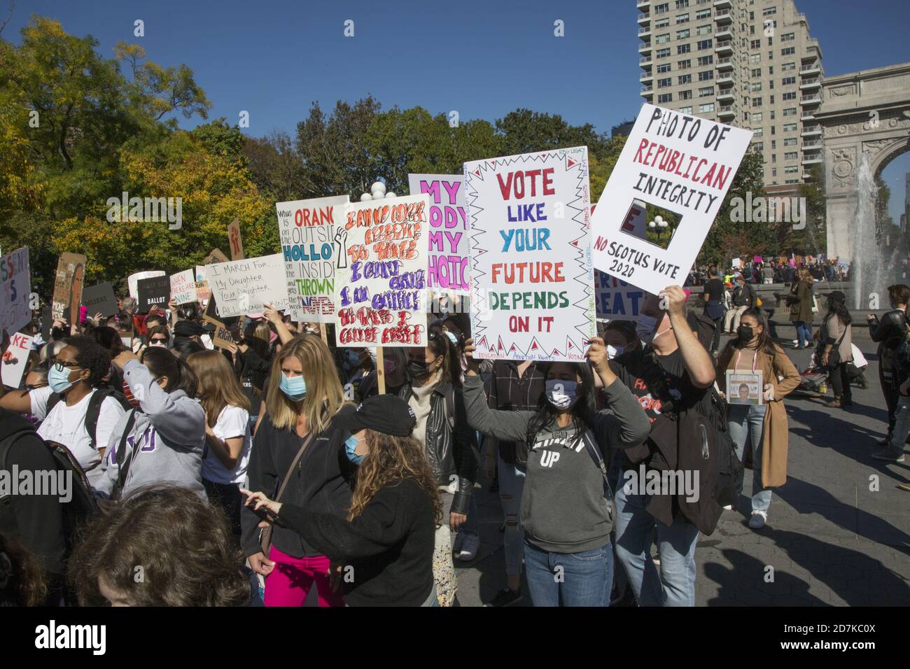 Los hombres marchan con las mujeres en muchas ciudades alrededor del mundo en una marcha intrnacional de mujeres el 17 de octubre de 2020 hablando en favor de los derechos de las mujeres así como de todas las formas de injusticia alrededor del mundo. (Ciudad de Nueva York) Foto de stock