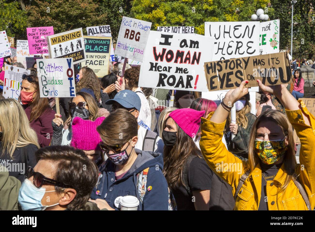 Los hombres marchan con las mujeres en muchas ciudades alrededor del mundo en una marcha Internacional de mujeres el 17 de octubre de 2020 hablando en favor de los derechos de las mujeres, así como de todas las formas de injusticia alrededor del mundo. (Ciudad de Nueva York) Foto de stock
