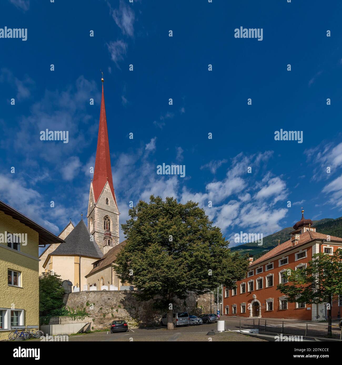La iglesia de Santa María Assunta y el ayuntamiento de Silandro, Val Venosta, Tirol del Sur, Italia, en un día soleado Foto de stock