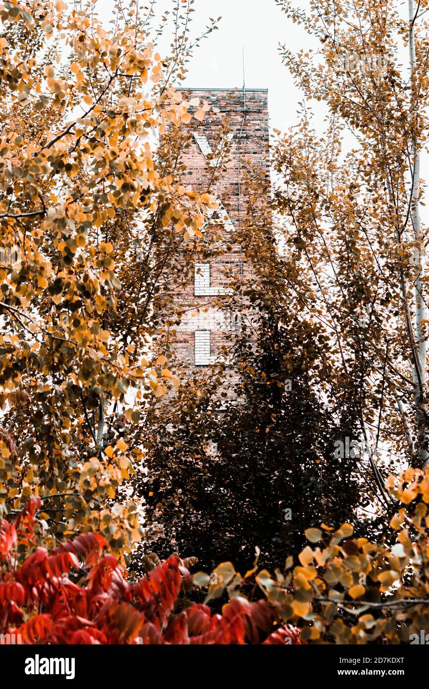 Don Valley Brick obras torre detrás de los colores de otoño Foto de stock