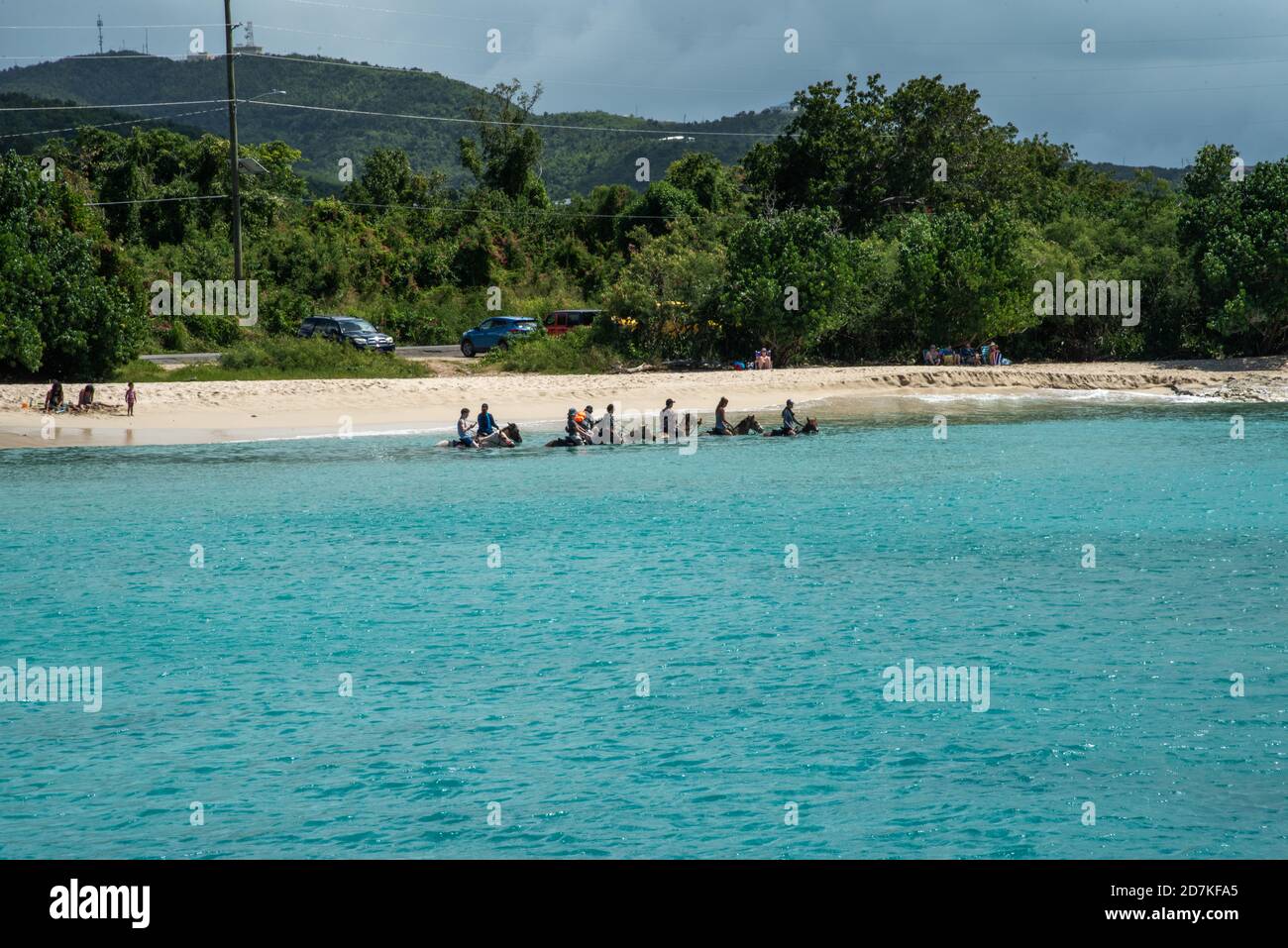 Frederiksted, Santa Cruz, Islas Vírgenes de EE.UU.-17 de febrero de 2020: Turistas paseos a caballo en la playa con las Cowgirls Cruzan en Santa Cruz, VI Foto de stock