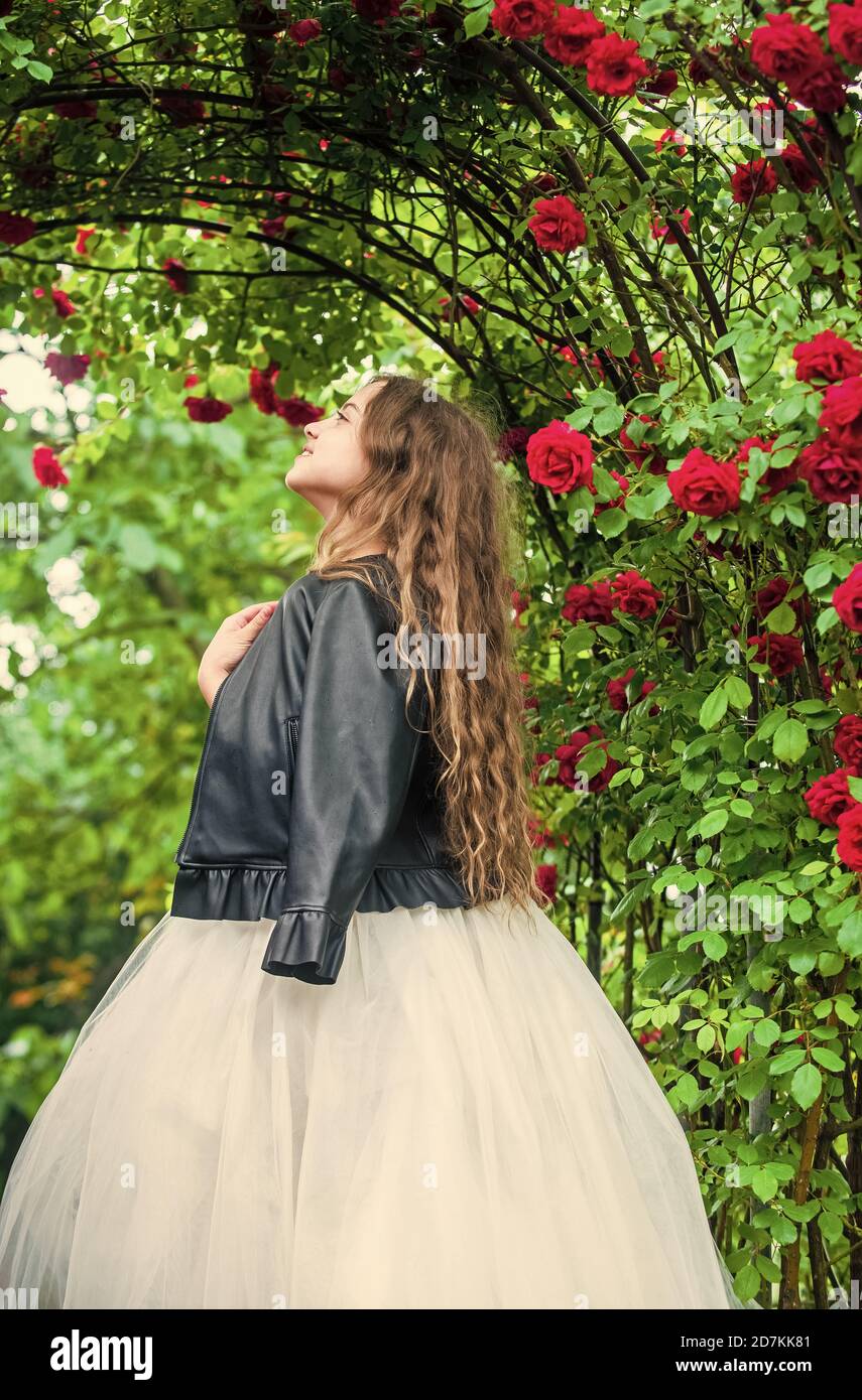 Moda niña vestido de lujo chaqueta de cuero en el jardín de rosas, concepto de moderna de stock - Alamy