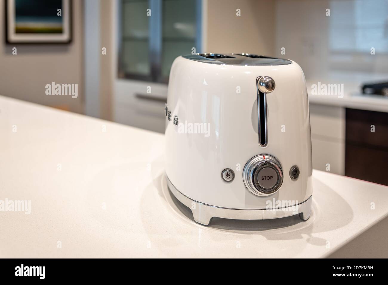 SMEG tostador en la cocina blanca moderna Fotografía de stock - Alamy