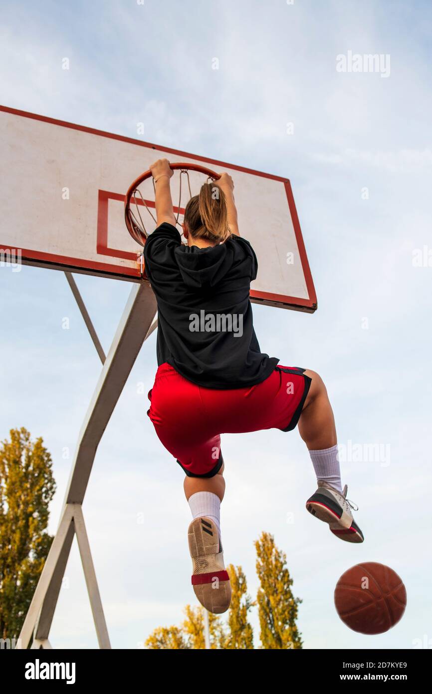 Woman throwing basketball fotografías e imágenes de alta resolución -  Página 2 - Alamy