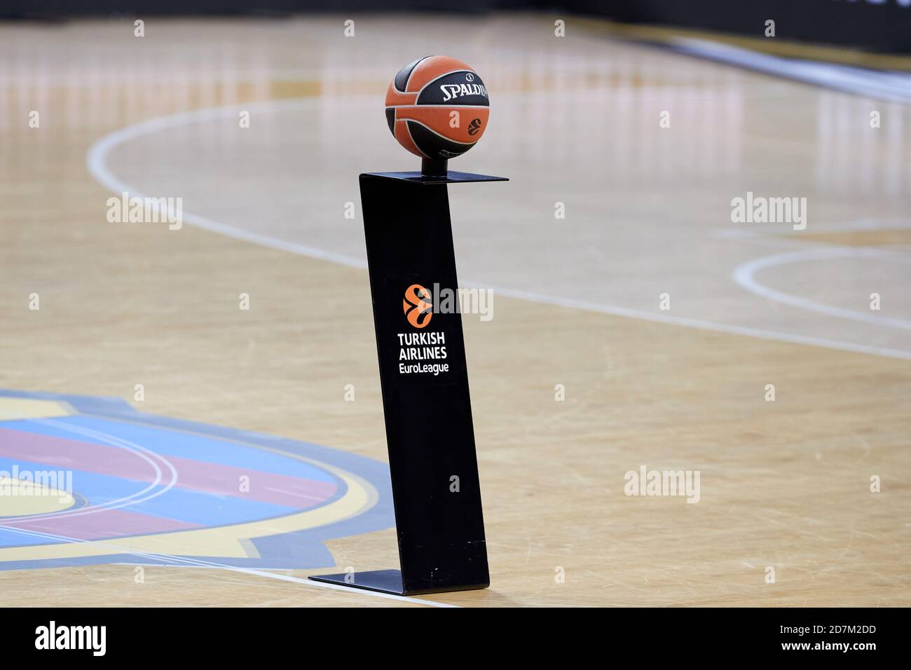 Barcelona, España. 23 de octubre de 2020. Presentación del balón durante el partido Euroliga de Turkish Airlines entre el FC Barcelona y el Real Madrid en el Palau Blaugrana el 23 de octubre de 2020 en Barcelona, España. Crédito: Dax Images/Alamy Live News Foto de stock