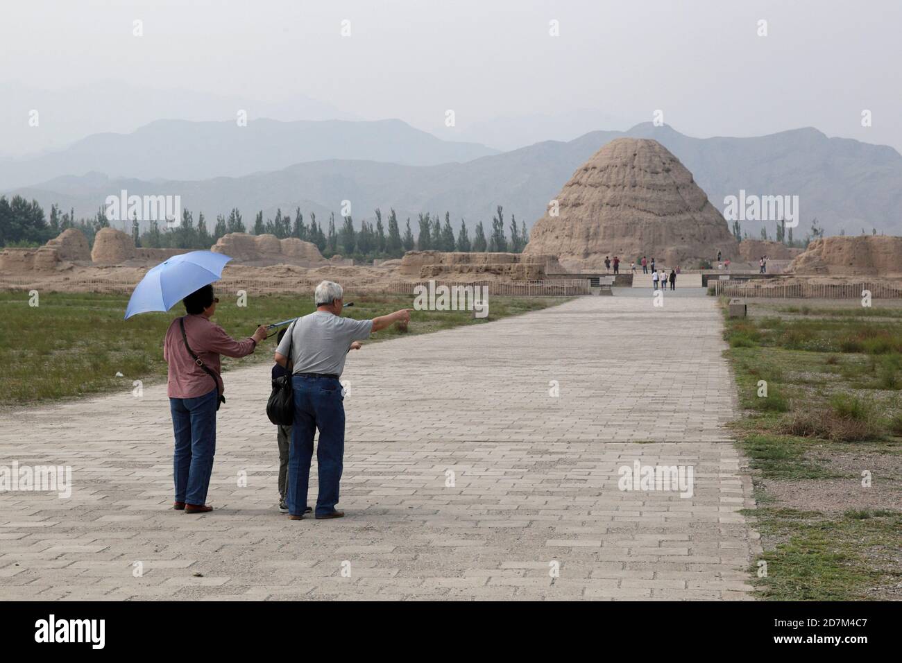 Visitantes en camino a las Tumbas Xixia Lingmu, Ningxia, China 16 de agosto de 2011 Foto de stock