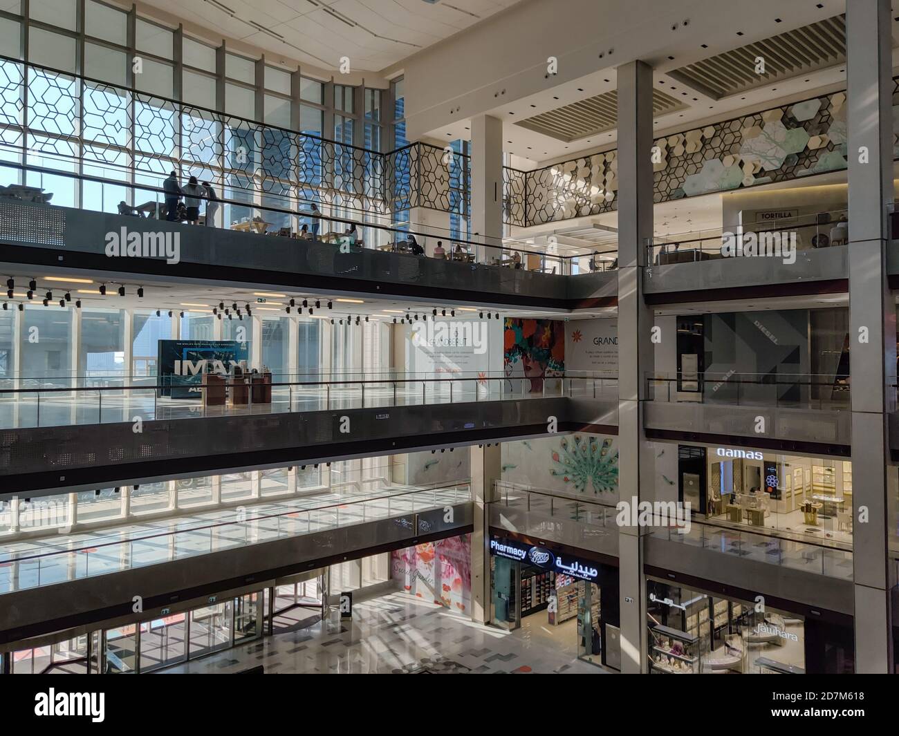 El interior del centro comercial Galleria Boutique en la isla al Maryah, ciudad de Abu Dhabi | Centro comercial Landmark para marcas de élite y cafés Foto de stock
