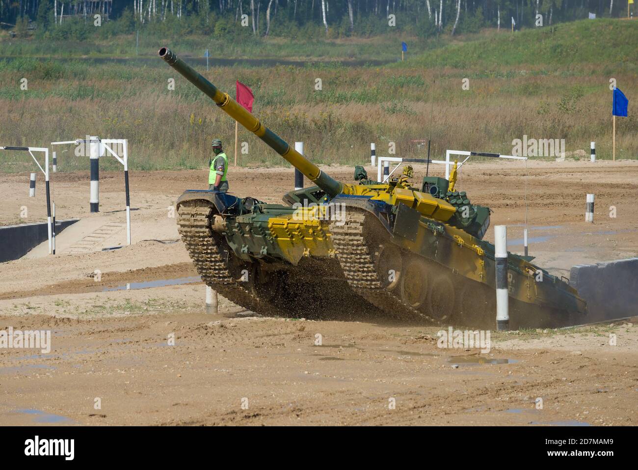 ALABINO, RUSIA - 25 DE AGOSTO de 2020: El tanque T-72B3 del equipo de Kazajstán supera el obstáculo 'Moat'. Fragmento de biatlón tanque Foto de stock