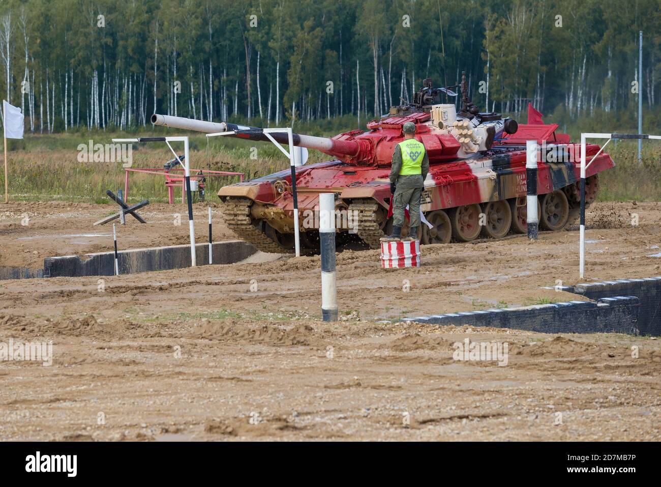 ALABINO, RUSIA - 27 DE AGOSTO de 2020: El tanque del equipo ruso comienza a superar el obstáculo 'Moat'. Fragmento de biatlón tanque. Guerra internacional g Foto de stock