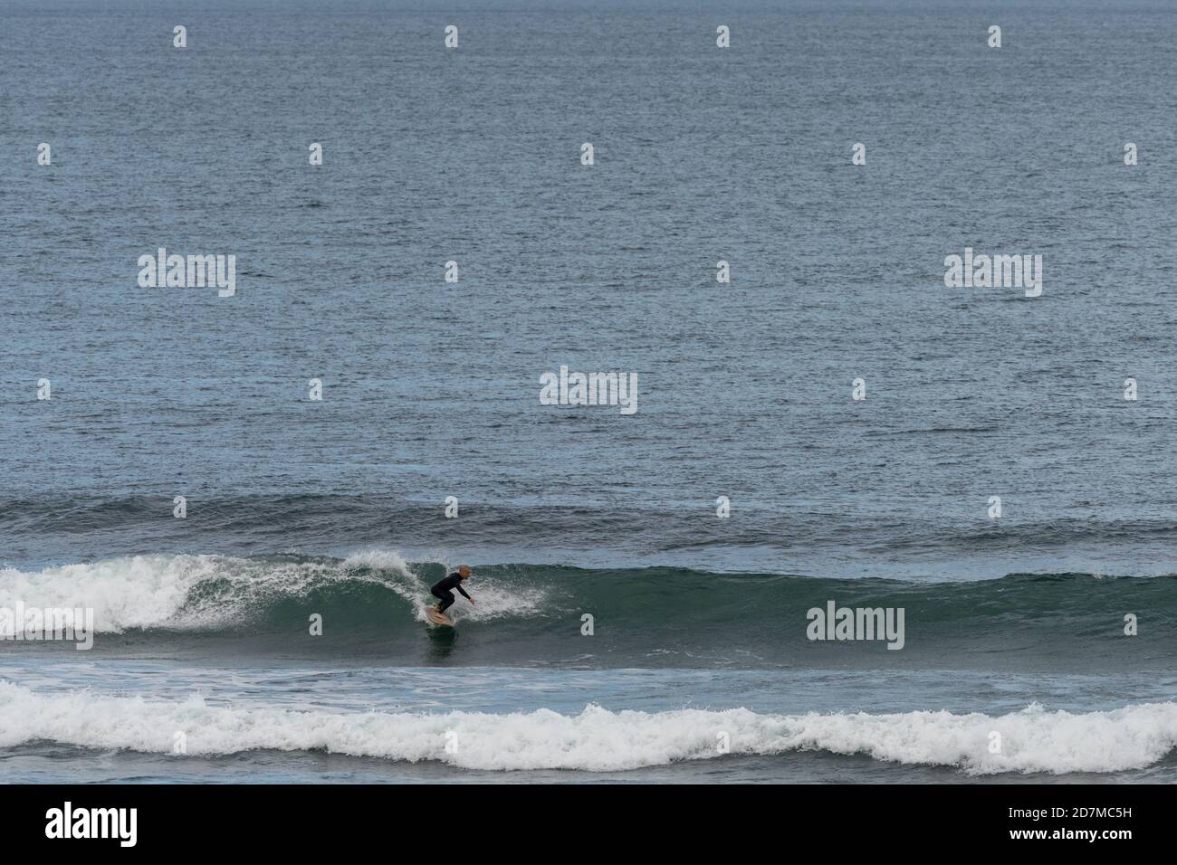 Saint-Jean-de-Luz, P-A / Francia - 22 de octubre de 2020: surfista  disfrutando de una sesión de surf en el Atlántico Fotografía de stock -  Alamy