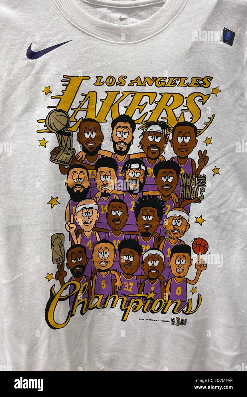 Los Angeles, Estados Unidos. 23 de octubre de 2020. Los Angeles Lakers 2020 NBA Finals Championship Camiseta en exhibición en la Nike East los Community Store, viernes, 23 de octubre de 2020,