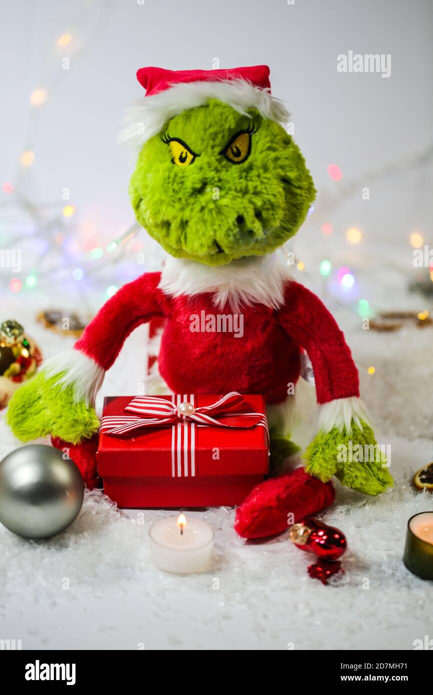Grinch con bola de Navidad en la nieve Fotografía de stock - Alamy
