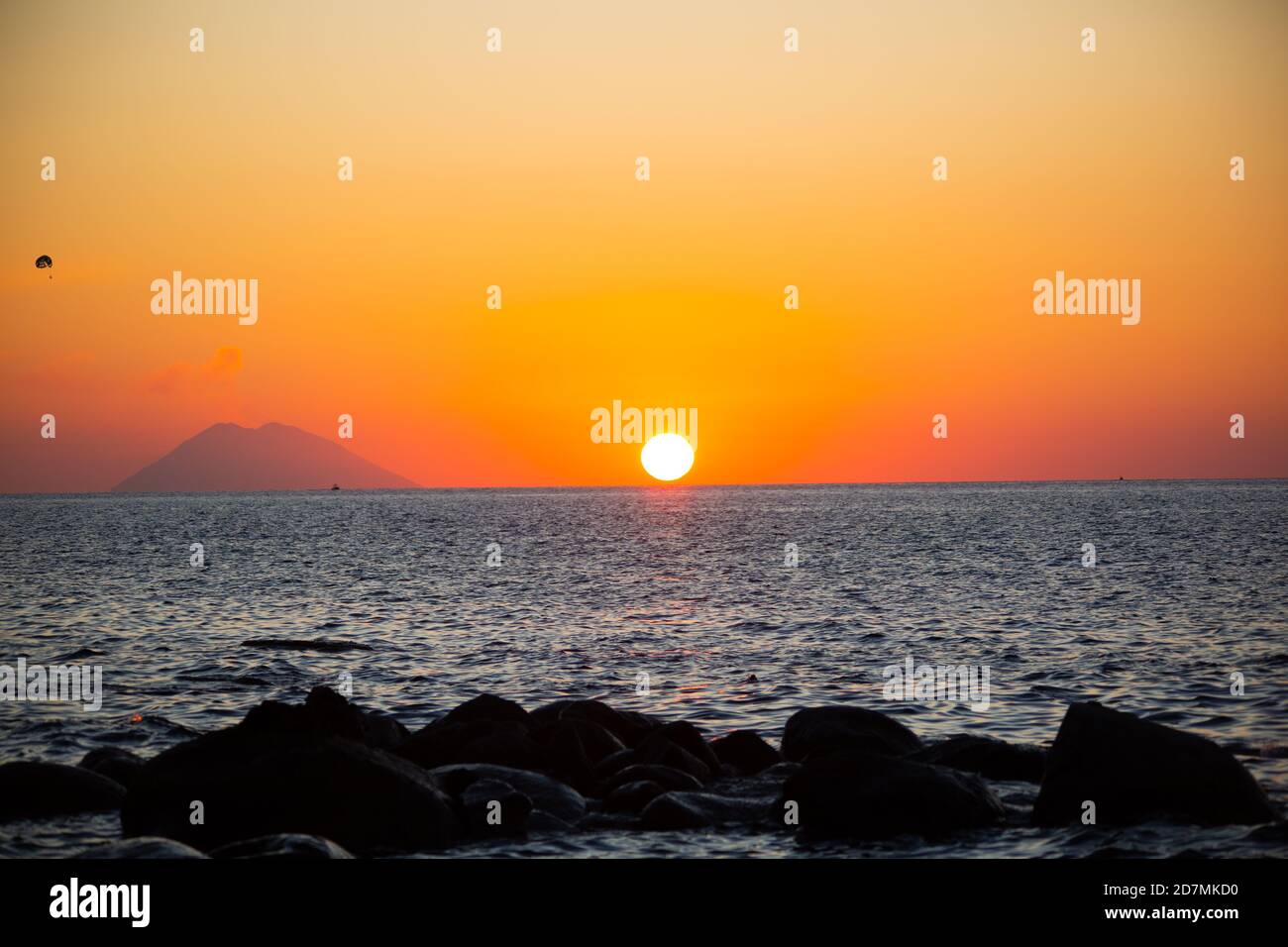 Stromboli y paracaídas en la puesta de sol Foto de stock