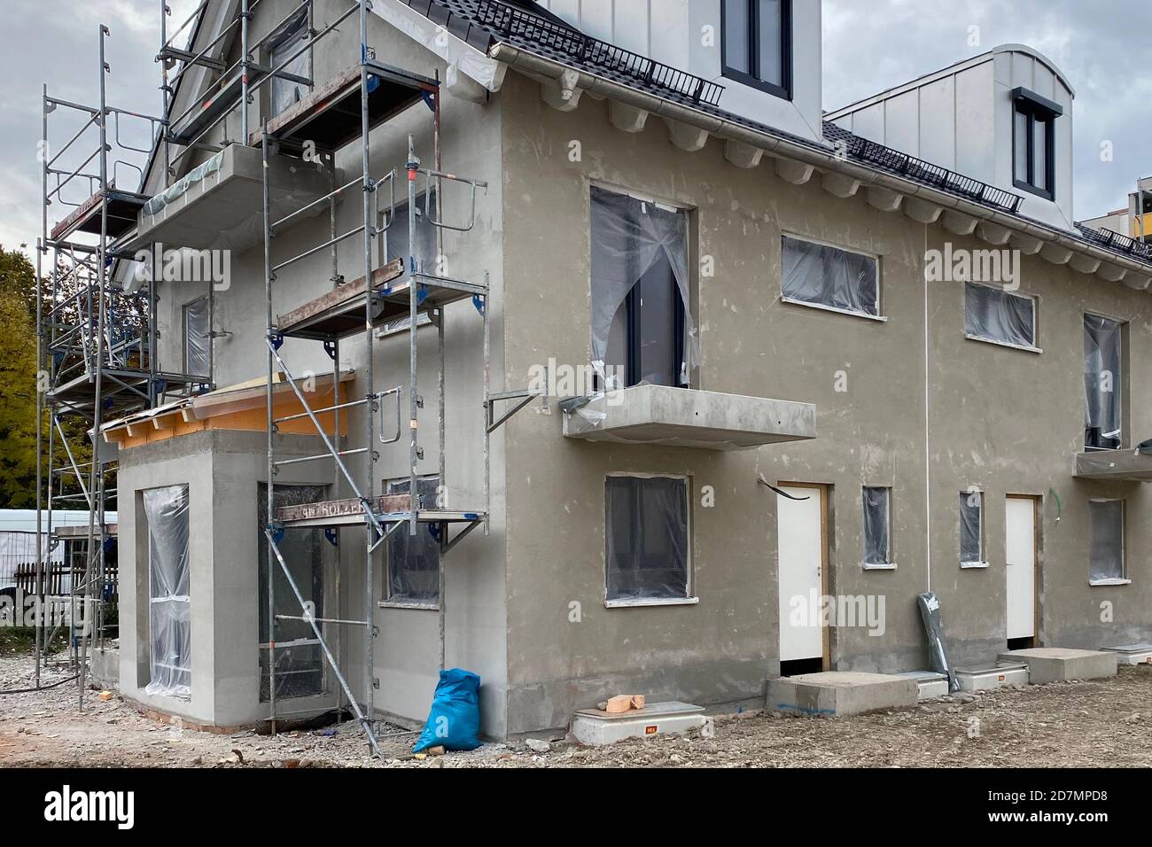 https www alamy es pelo deutschland 23 de octubre de 2020 nuevos apartamentos construccion de conchas andamios industria de la construccion nuevos edificios en haar en el distrito de munich construccion vivienda vivienda nueva vivienda semi separada vivienda semi separada construccion residencial alquiler de apartamento alquiler edificio boom construccion de apartamentos construccion construccion construccion construccion bienes raices bienes raices construccion aglomeracion urbana construccion uso en todo el mundo credito dpa alamy live news image383387348 html