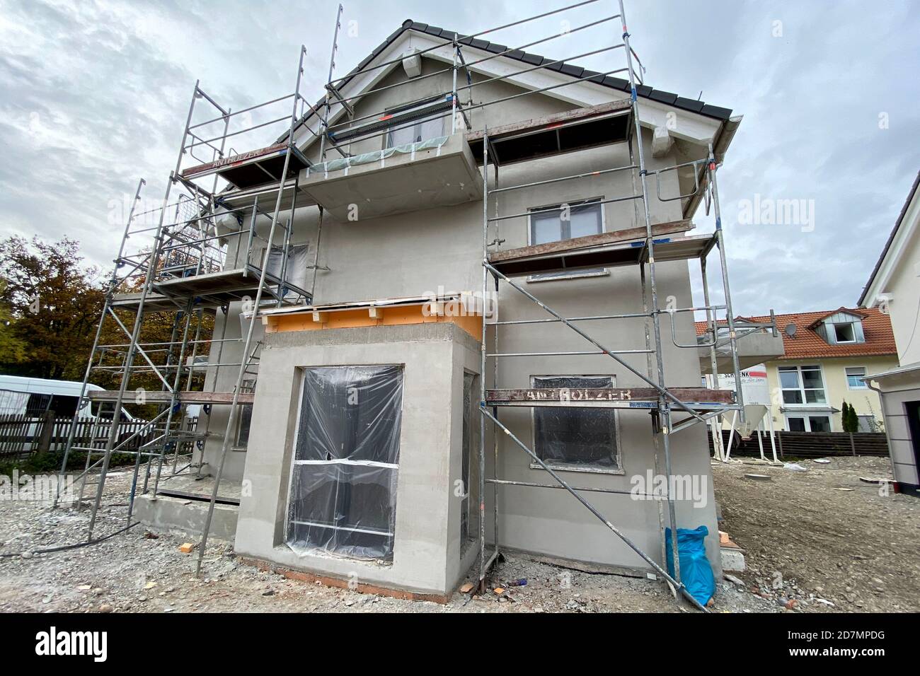 https www alamy es pelo deutschland 23 de octubre de 2020 nuevos apartamentos construccion de conchas andamios industria de la construccion nuevos edificios en haar en el distrito de munich construccion vivienda vivienda nueva vivienda semi separada vivienda semi separada construccion residencial alquiler de apartamento alquiler edificio boom construccion de apartamentos construccion construccion construccion construccion bienes raices bienes raices construccion aglomeracion urbana construccion uso en todo el mundo credito dpa alamy live news image383387356 html