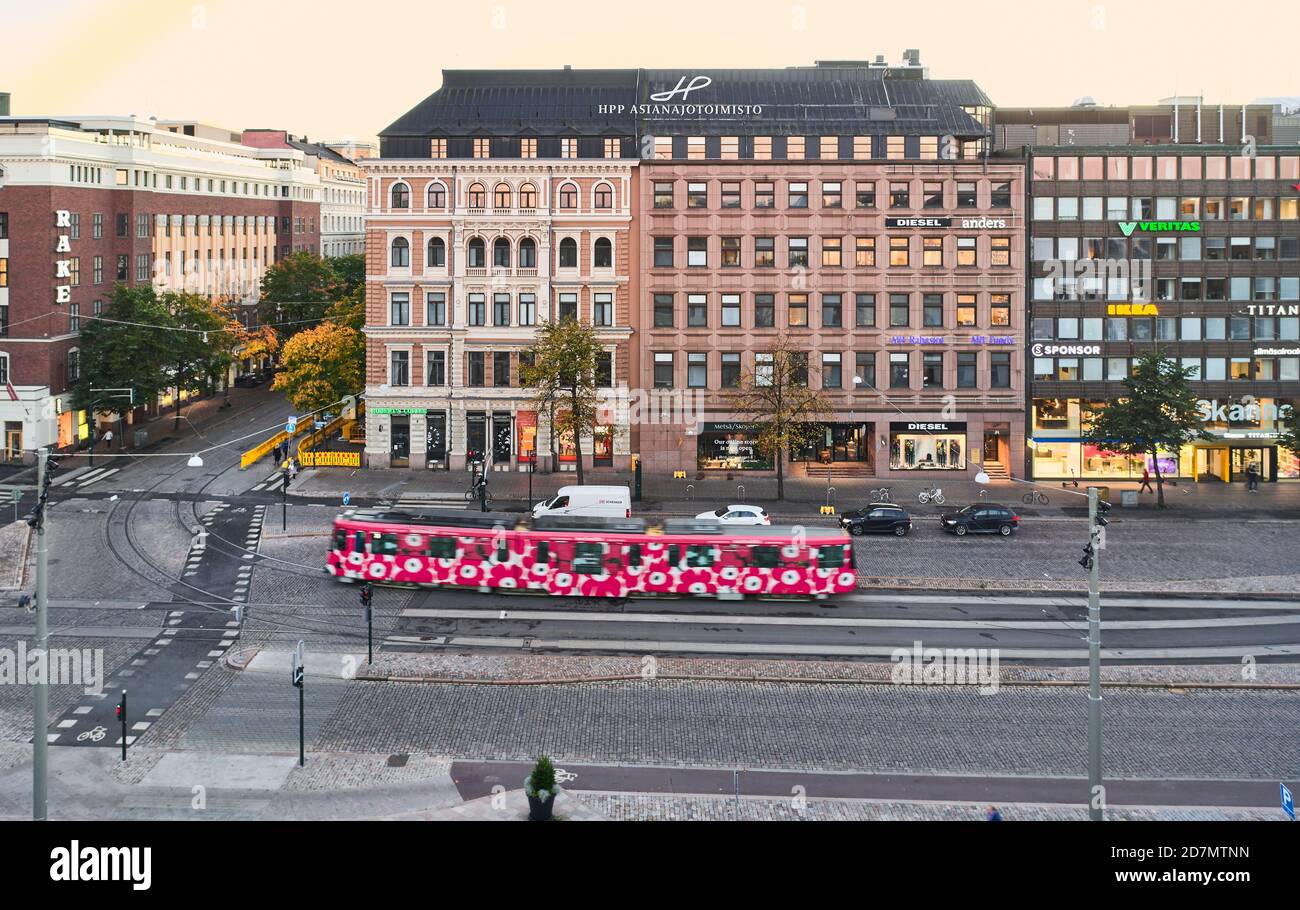 Helsinki, Finlandia - 5 de octubre de 2020: El tranvía con estilo Marimekko se mueve en la calle Mannerheimintie Foto de stock