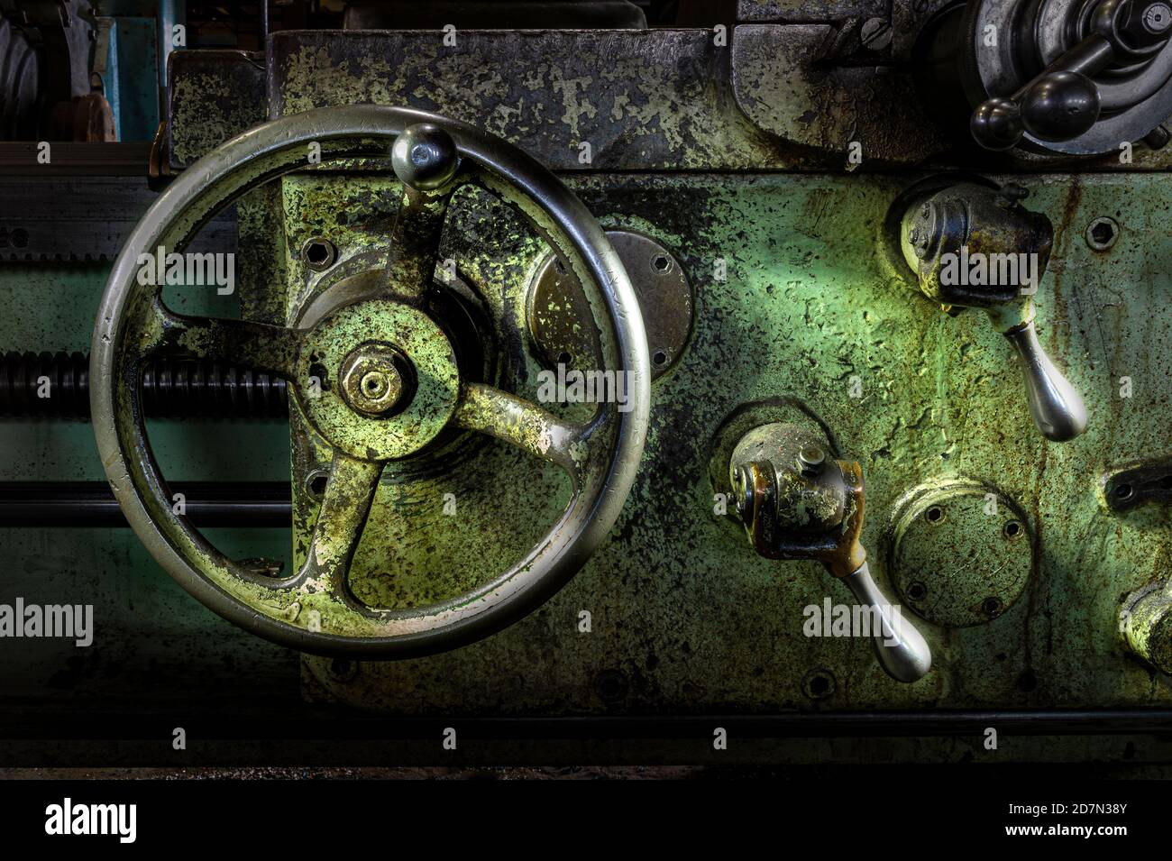 La maquinaria industrial antigua controla el detalle Foto de stock