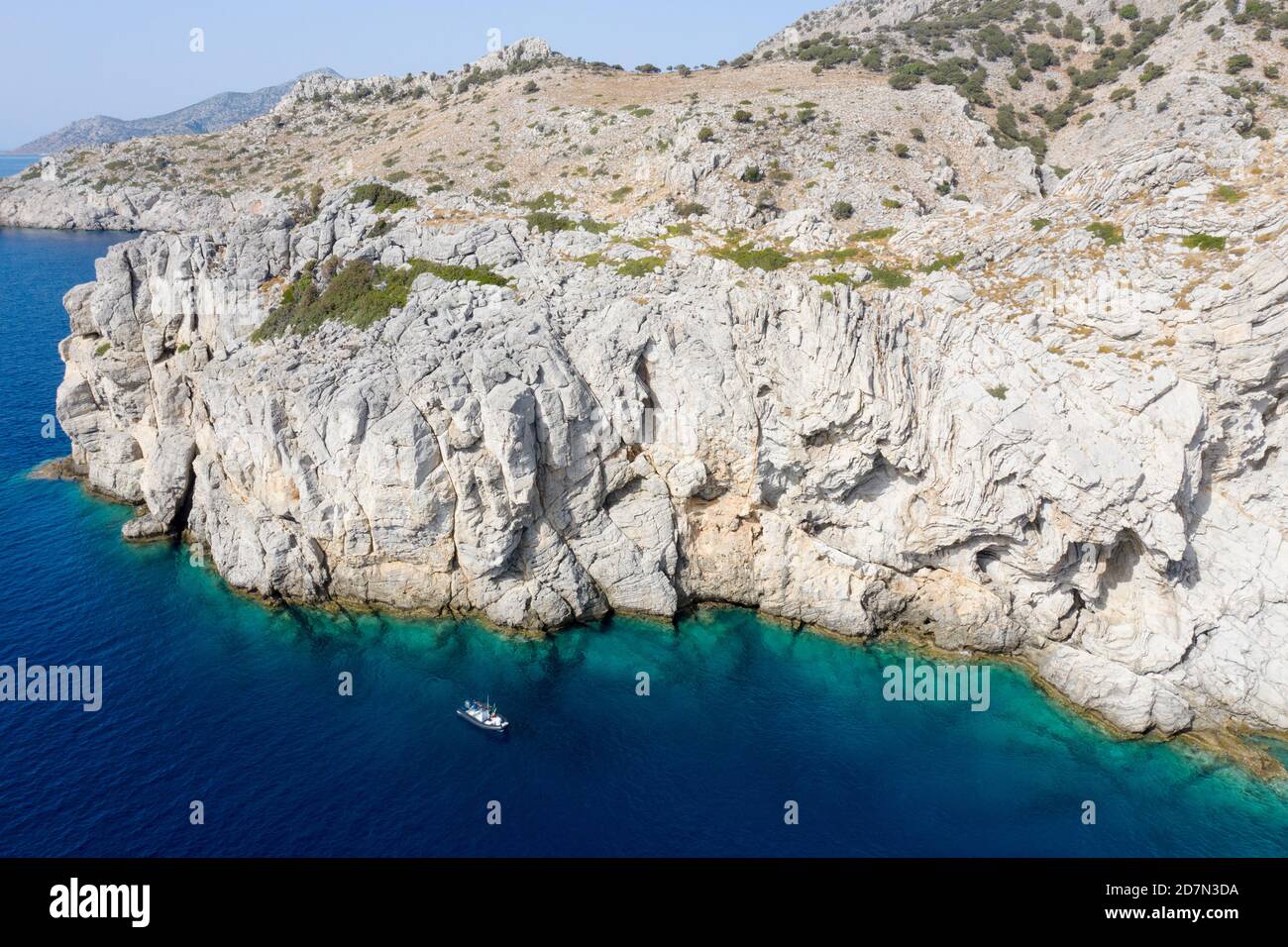 Vista aérea de la costa rocosa de piedra caliza a lo largo de la península de Bozburun Marmaris Turquía. Foto de stock