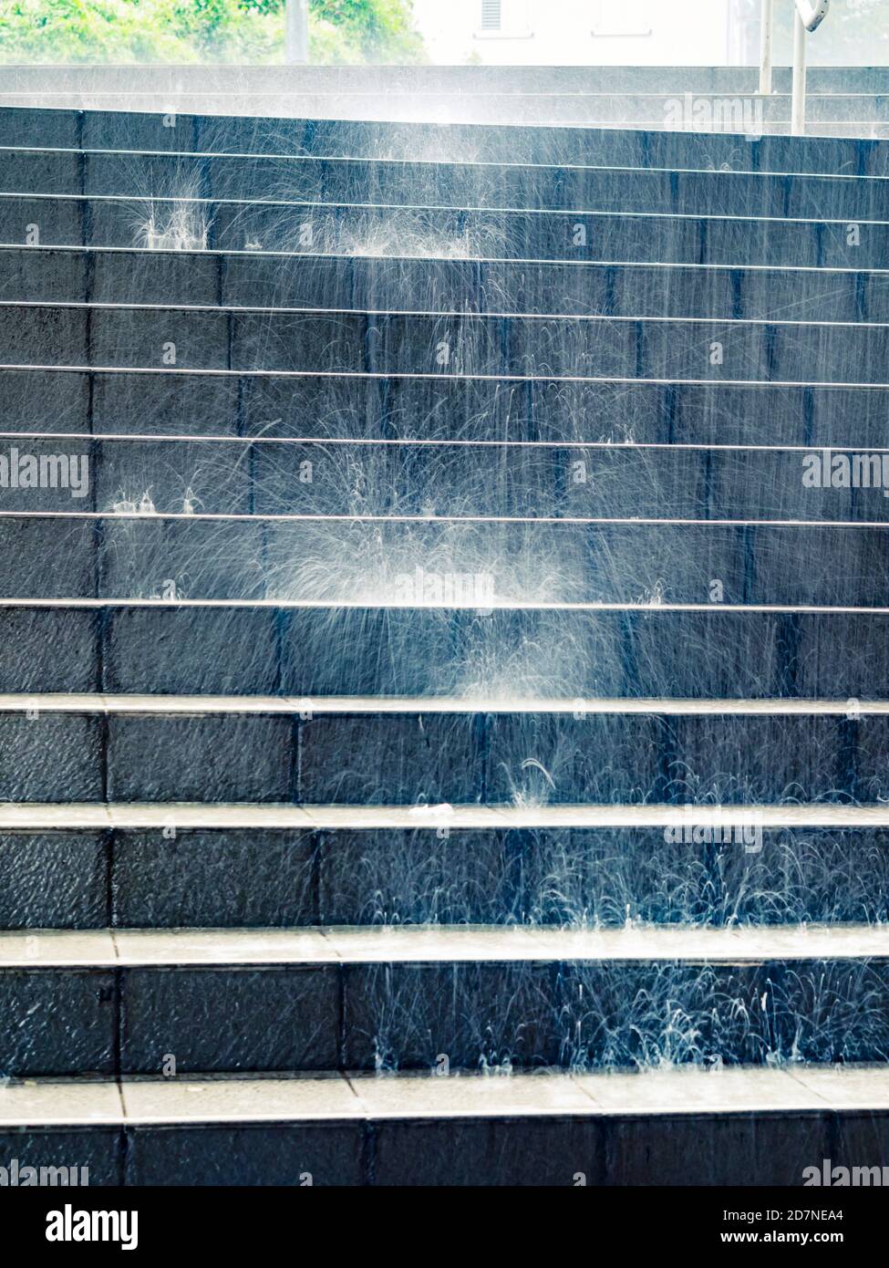 Lluvia cayendo lluvia derramada en escaleras escaleras escalera vacía Foto de stock