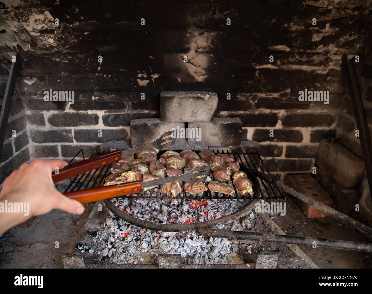 barbacoa casera en la naturaleza. Asado de carne en una rejilla. Ambiente  acogedor y cocina casera Fotografía de stock - Alamy