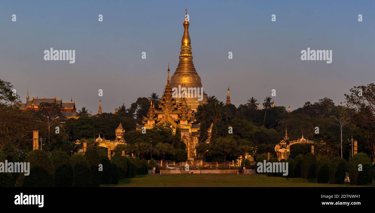 Estupa de oro de la pagoda Shwedagon, Yangon, Myanmar Foto de stock