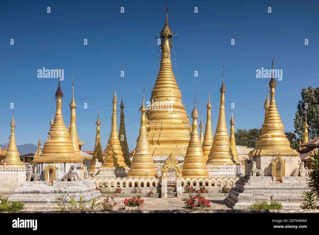 Estuplas de oro del monasterio de Pindaya, Myanmar Foto de stock