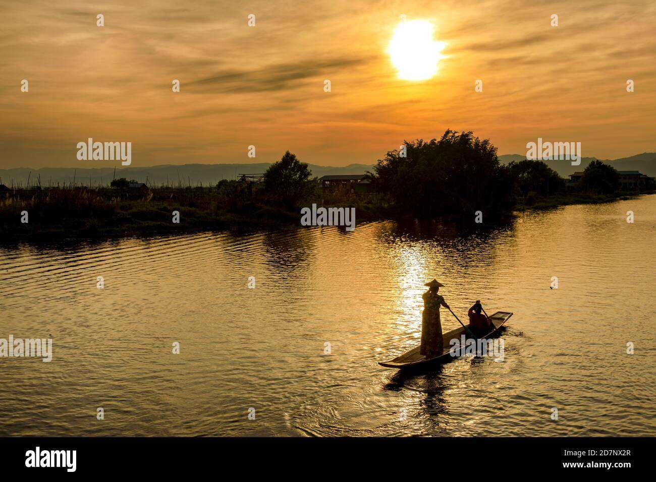 Puesta de sol en el puente de madera Maing Thouk, Lago Inle, Myanmar Foto de stock