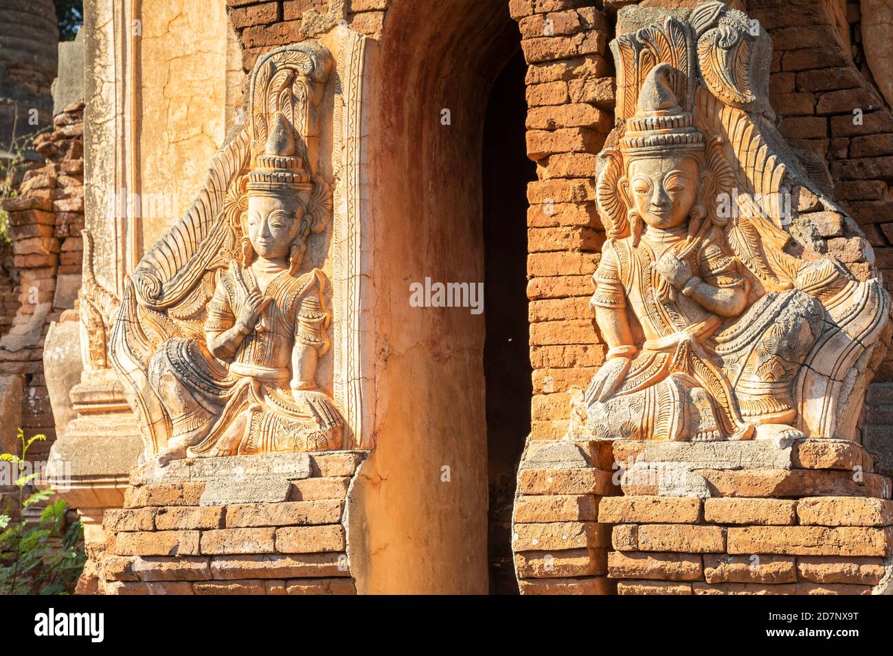 Antigua pagoda de Shwe Indein en el Lago Inle, Myanmar Foto de stock