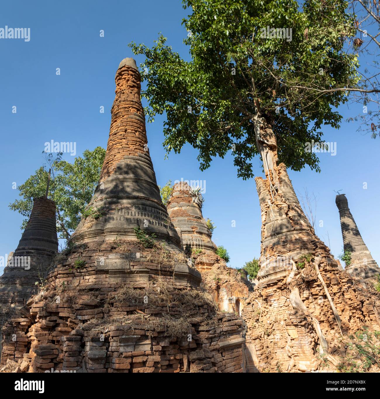 Antigua pagoda de Shwe Indein en el Lago Inle, Myanmar Foto de stock