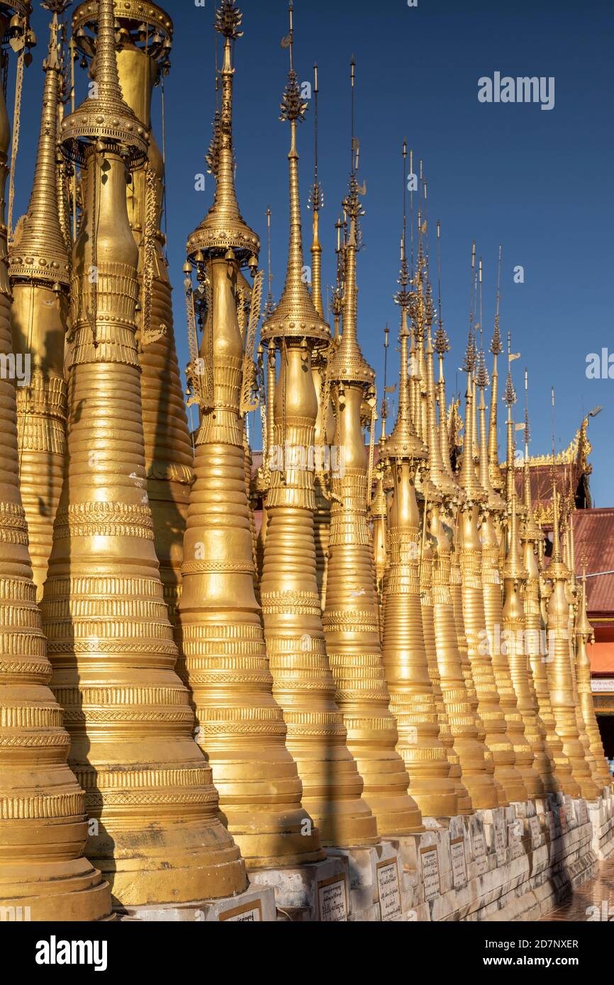 Pagoda de Golden Shwe Indein en el Lago Inle, Myanmar Foto de stock