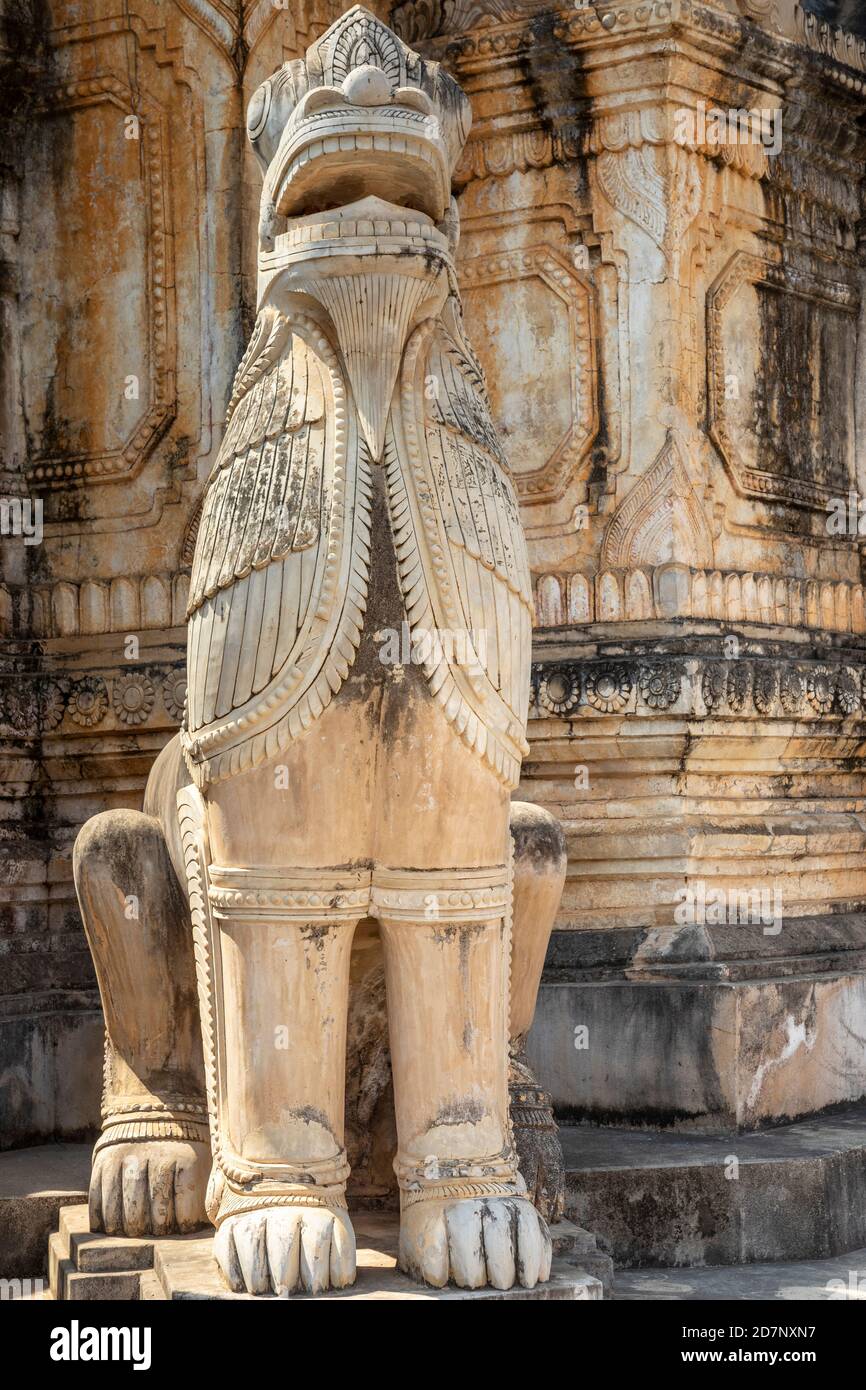 Antigua estatua del guardián del león en el campo de pagoda en Sagar Lake Inle, Myanmar Foto de stock