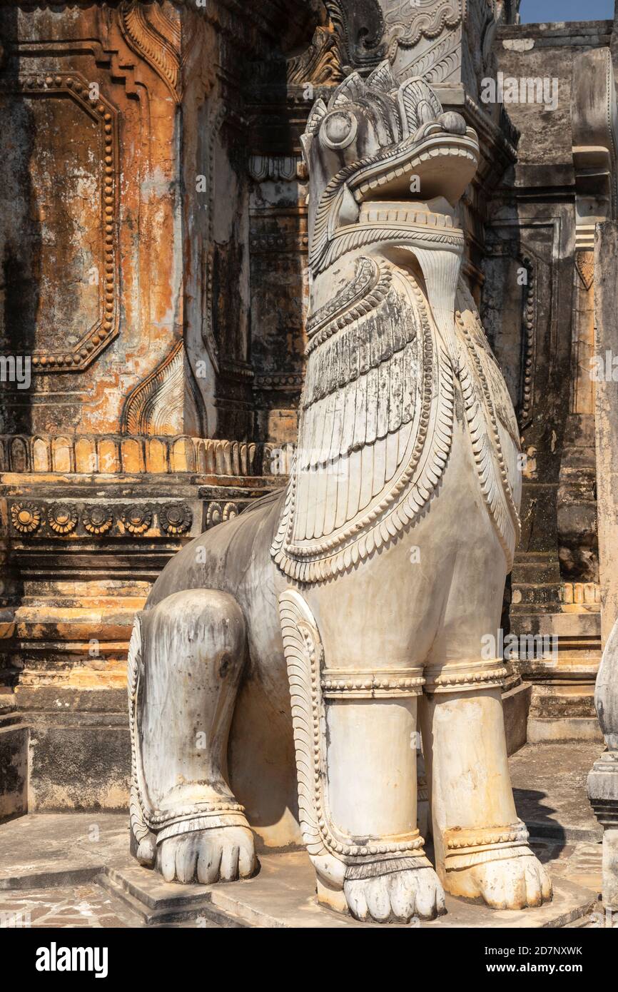 Antigua estatua del guardián del león en el campo de pagoda en Sagar Lake Inle, Myanmar Foto de stock