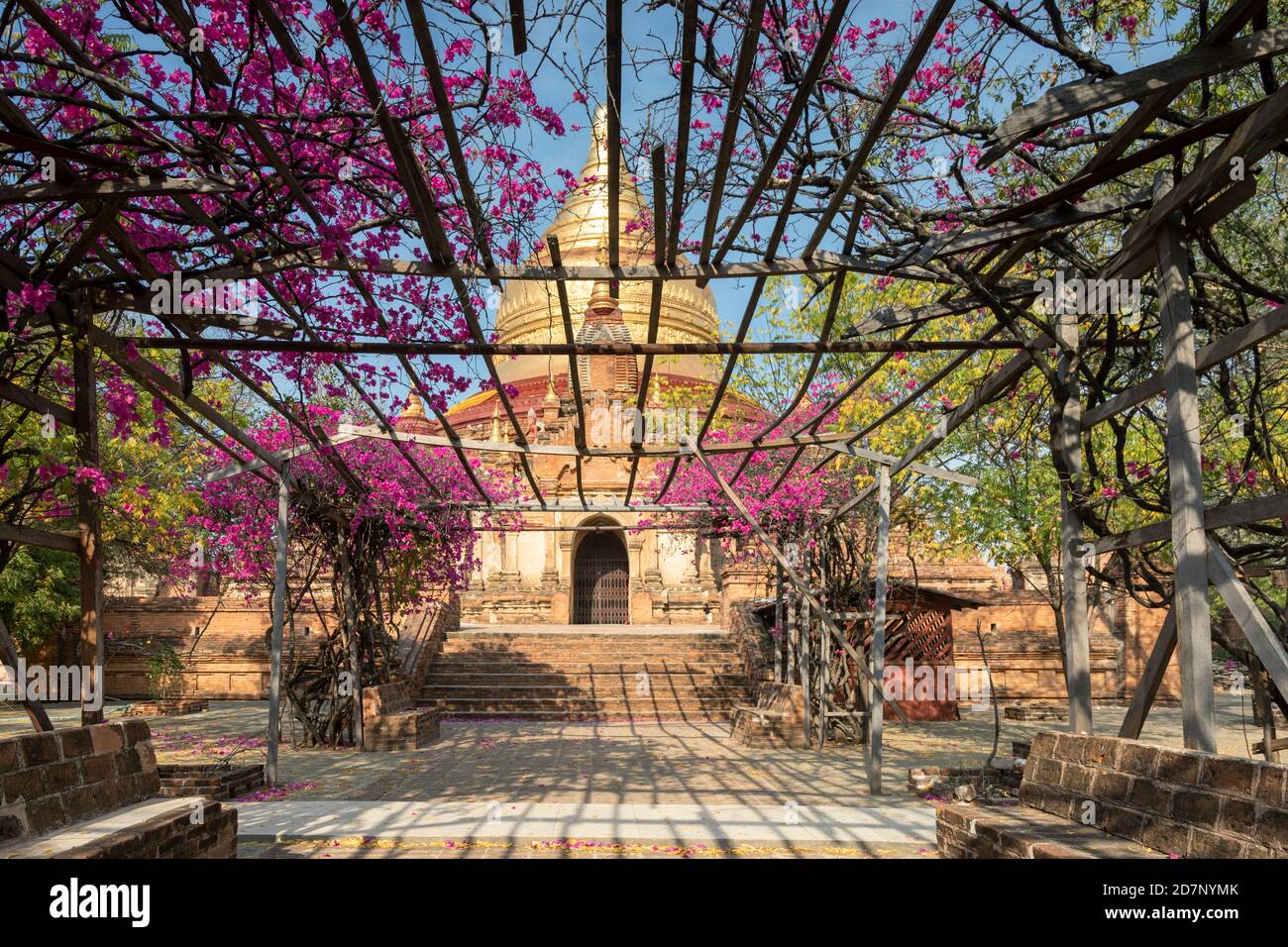 Antigua Pagoda Dhammayazika en Bagan, Myanmar Foto de stock