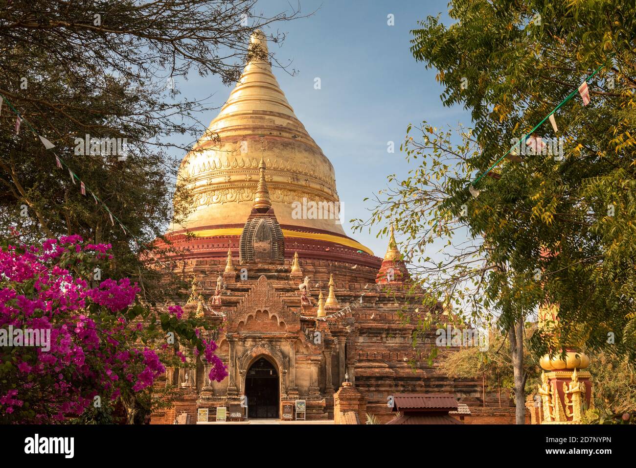 Antigua Pagoda Dhammayazika en Bagan, Myanmar Foto de stock