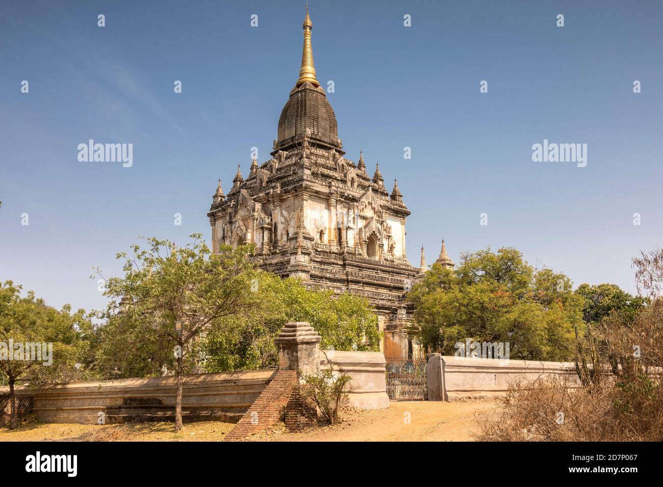Antiguo templo de Gawdawpalin en Bagan, Myanmar Foto de stock