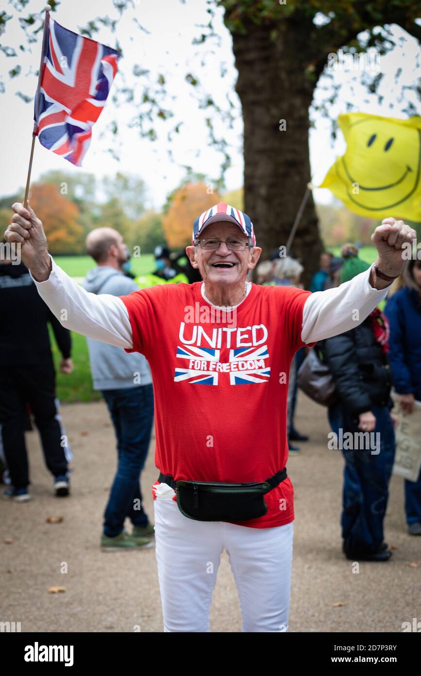 Londres, Reino Unido. 24 de octubre de 2020. Un manifestante en Speakers Corner en Hyde Park antes de una marcha por la ciudad. El movimiento de Unidos por la Libertad organizó una protesta bajo la bandera, tenemos el poder, para mostrar a las fuerzas que, no dan su consentimiento en lo que consideran un bloqueo ilegal. Crédito: Andy Barton/Alamy Live News Foto de stock